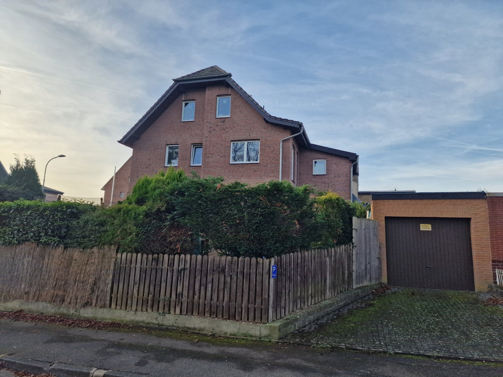SANREALTY | Zweiparteienhaus mit separaten Eingängen, Garten und Garage in Eschweiler-Pumpe-Stich