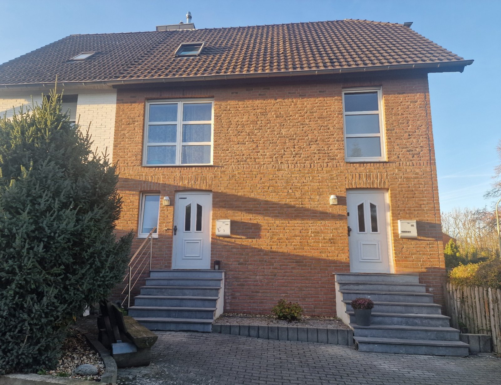 SANREALTY | Zweiparteienhaus mit separaten Eingängen, Garten und Garage in Eschweiler-Pumpe-Stich