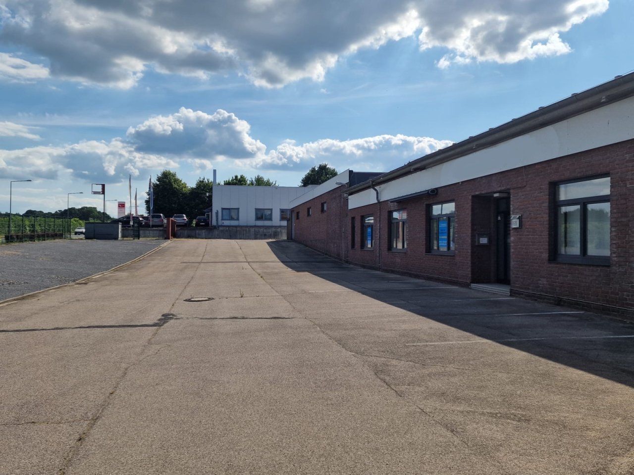 Ansicht mit Büro und Freifläche Ansicht mit Büro und Freifläche