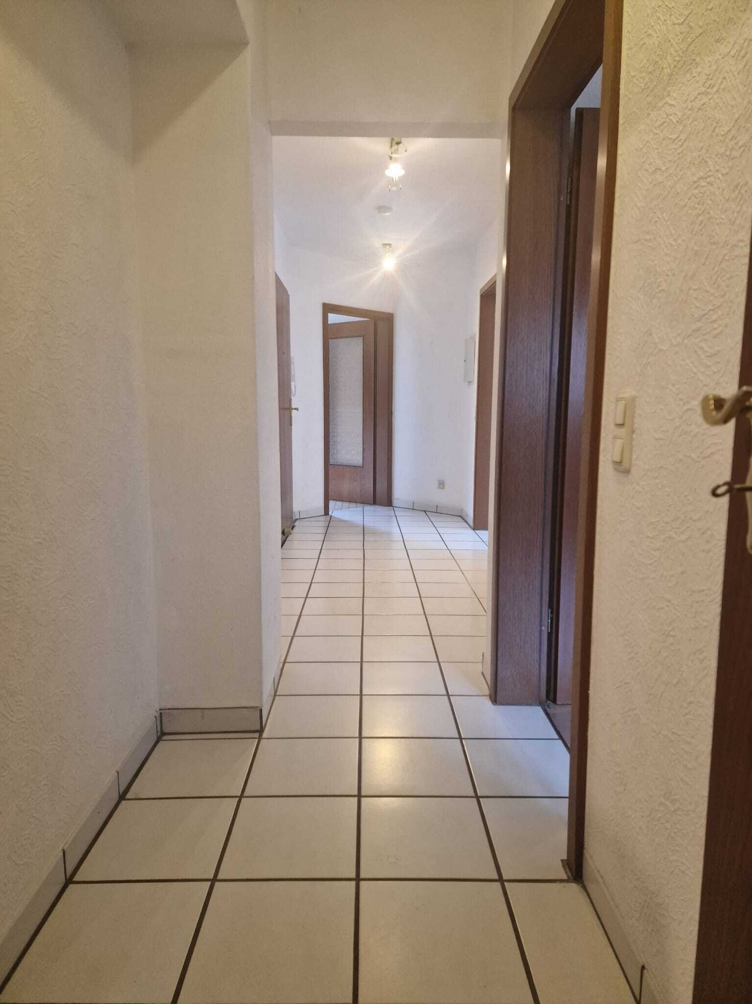 die zentral gelegene Diele mit Flur die zentral gelegene Diele mit Flur