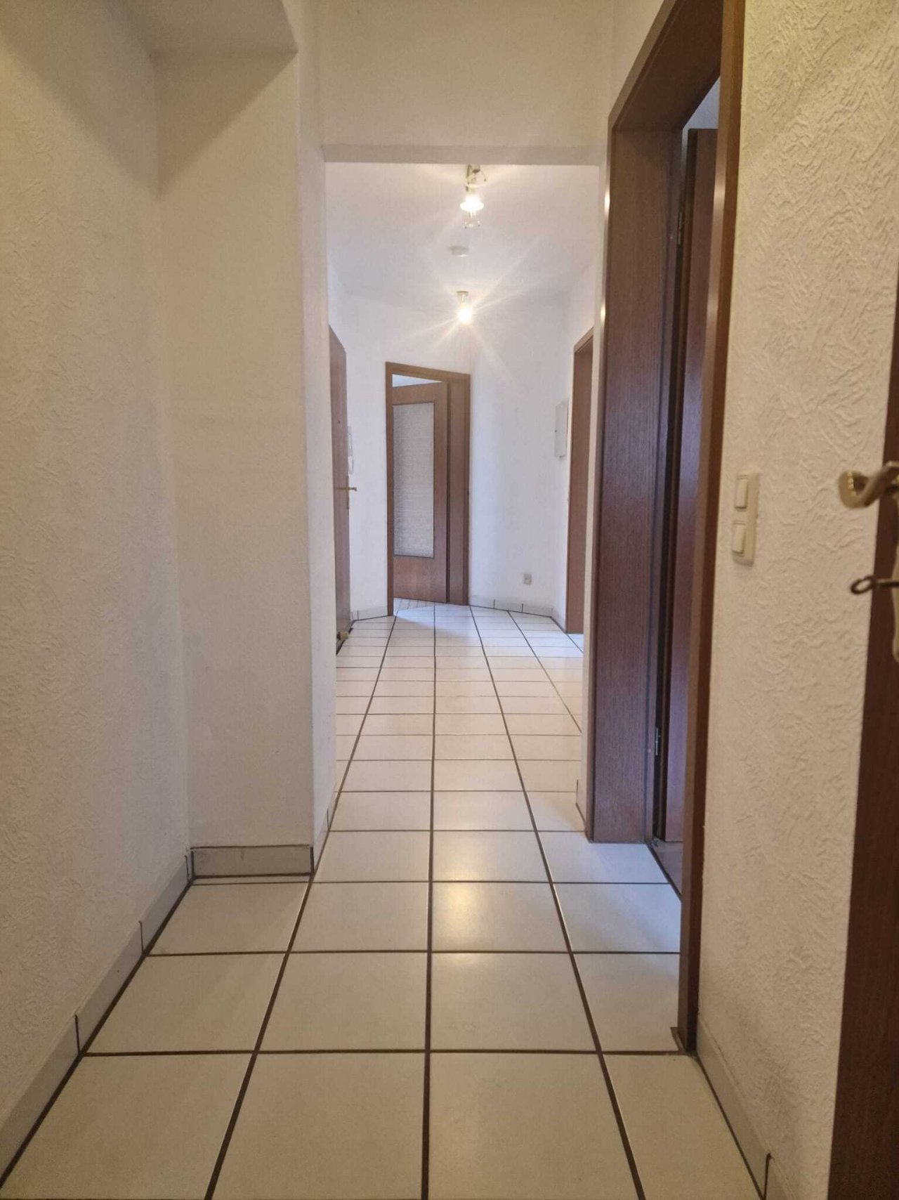 die zentral gelegene Diele mit Flur die zentral gelegene Diele mit Flur