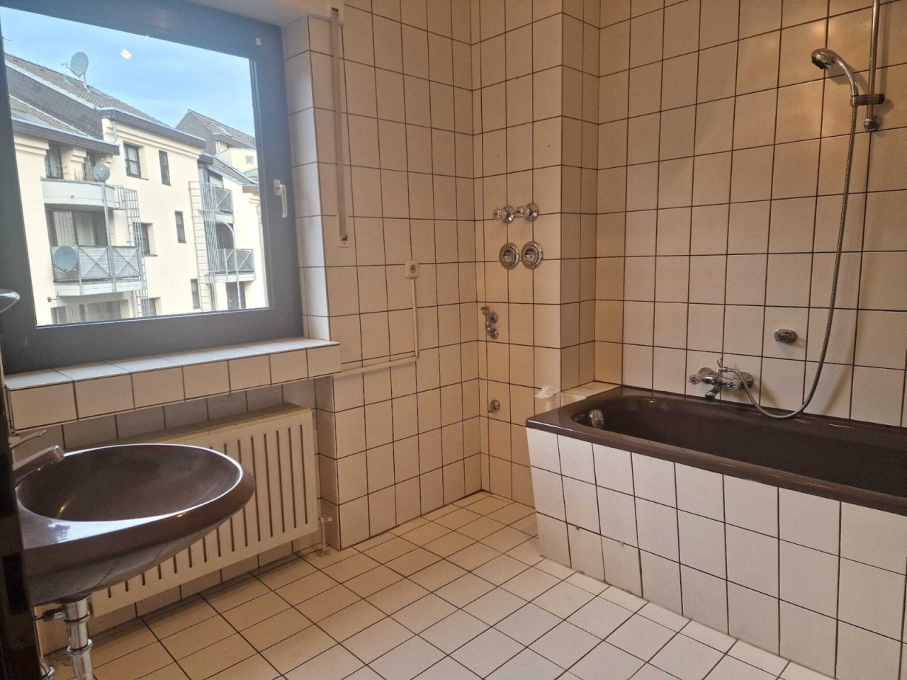das Badezimmer mit Fenster das Badezimmer mit Fenster