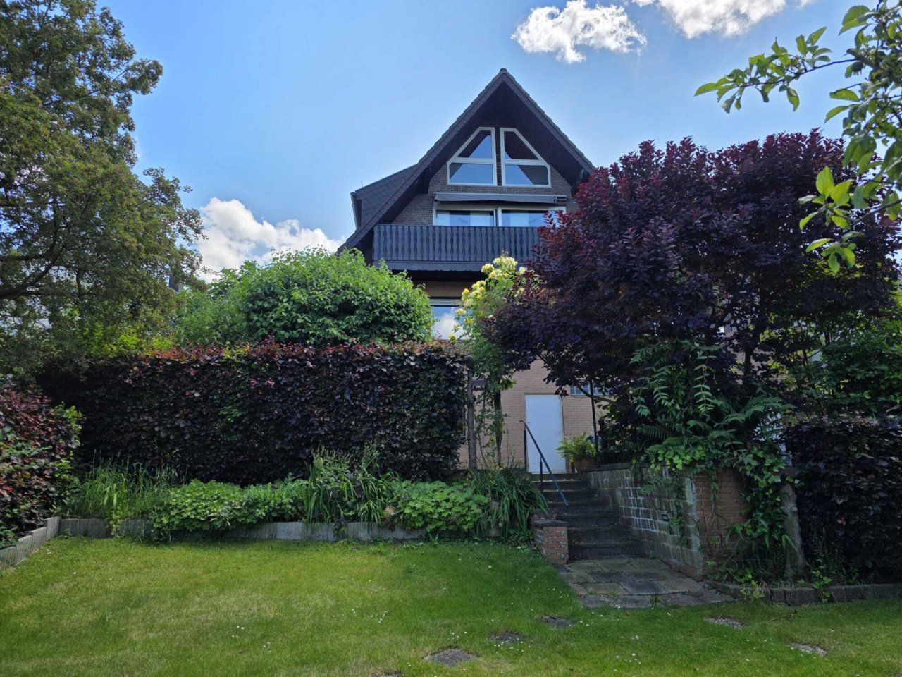 eine Ansicht von Haus und Garten eine Ansicht von Haus und Garten