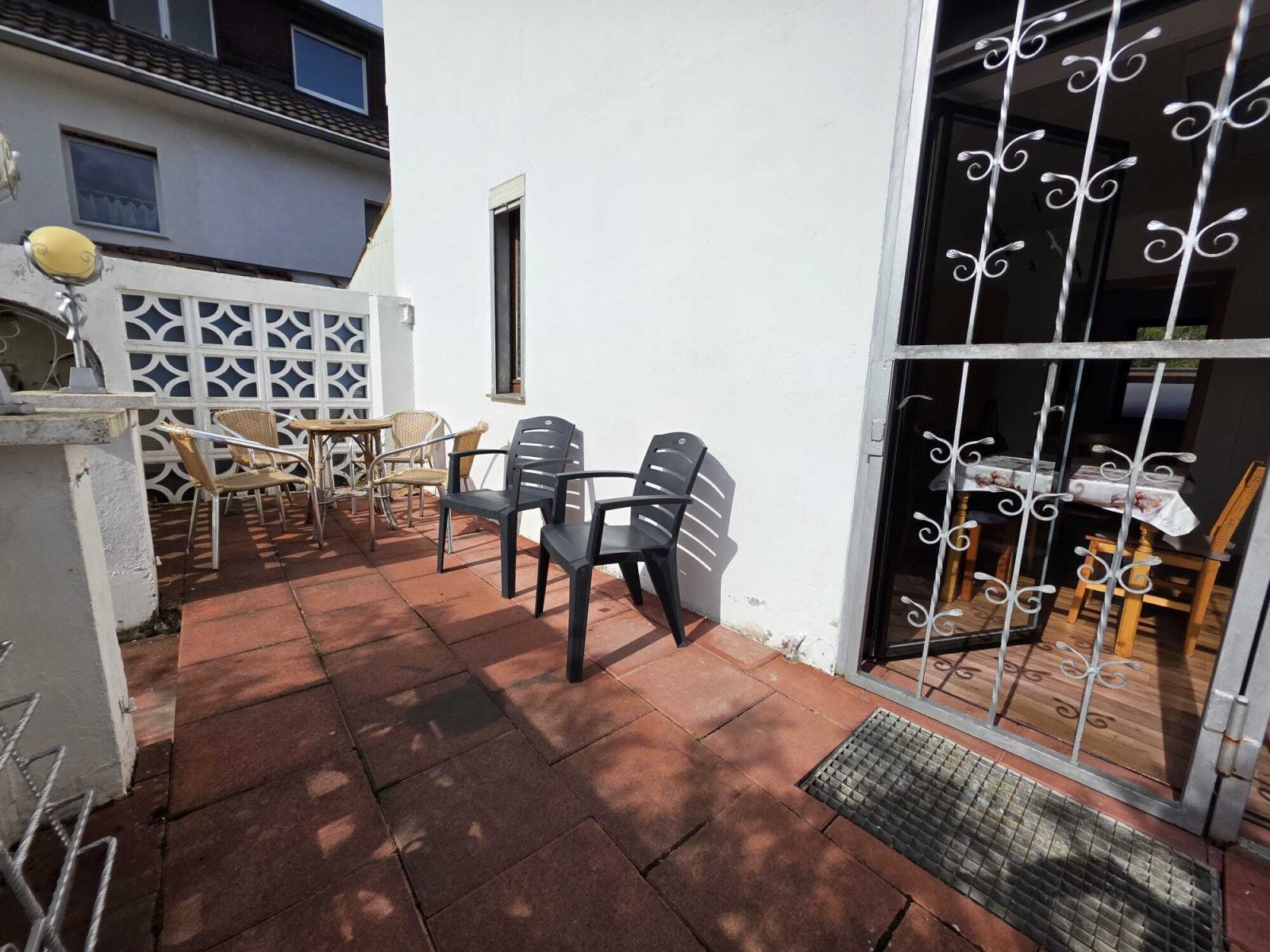die angrenzende Terrasse